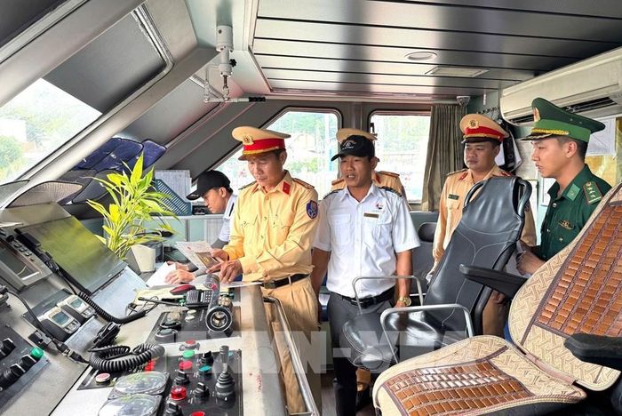 Lực lượng chức năng kiểm tra giấy tờ, chứng chỉ tàu vận tải, thuyền trưởng, thuyền viên. Ảnh: Đinh Hương - TTXVN