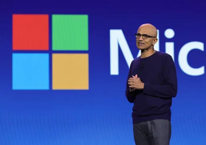 Satya Nadella khuyến nghị doanh nghiệp xây dựng lớp điều phối AI riêng để chủ động kiểm soát dữ liệu và giảm phụ thuộc vào một nhà cung cấp. Ảnh: Ethan Miller.