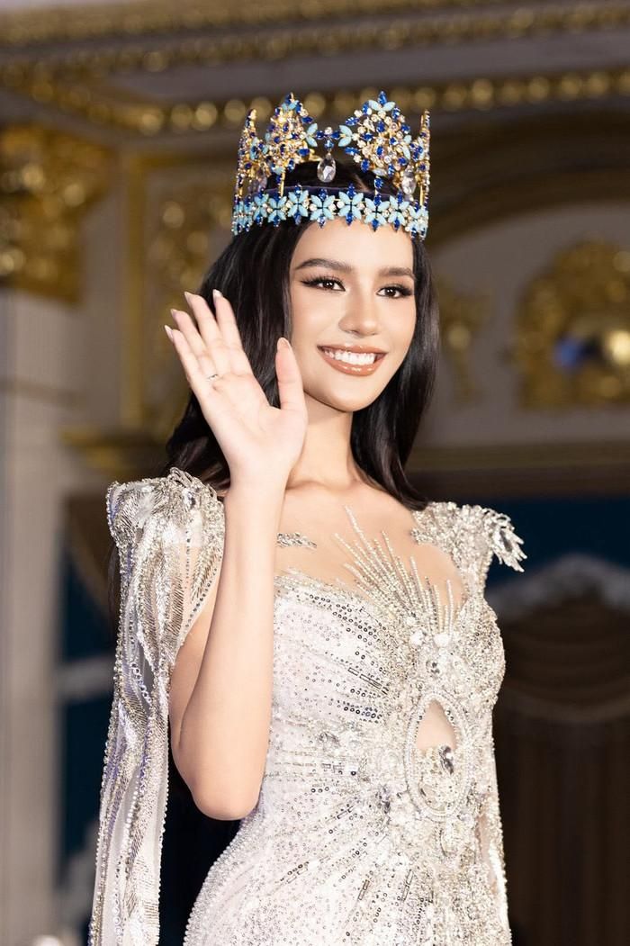Opal Suchata gây ấn tượng với vẻ đẹp thanh lịch. 