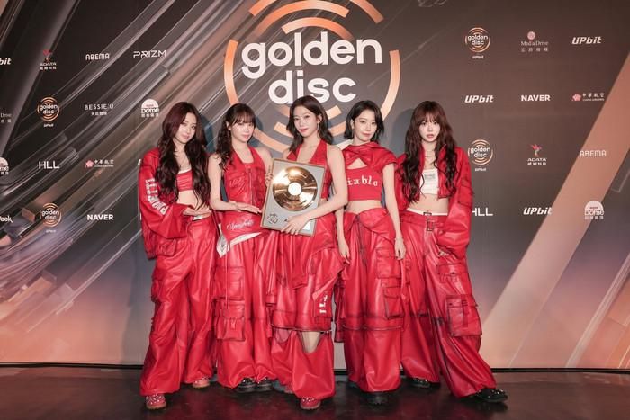 LE SSERAFIM tại Golden Disc Awards lần thứ 40.