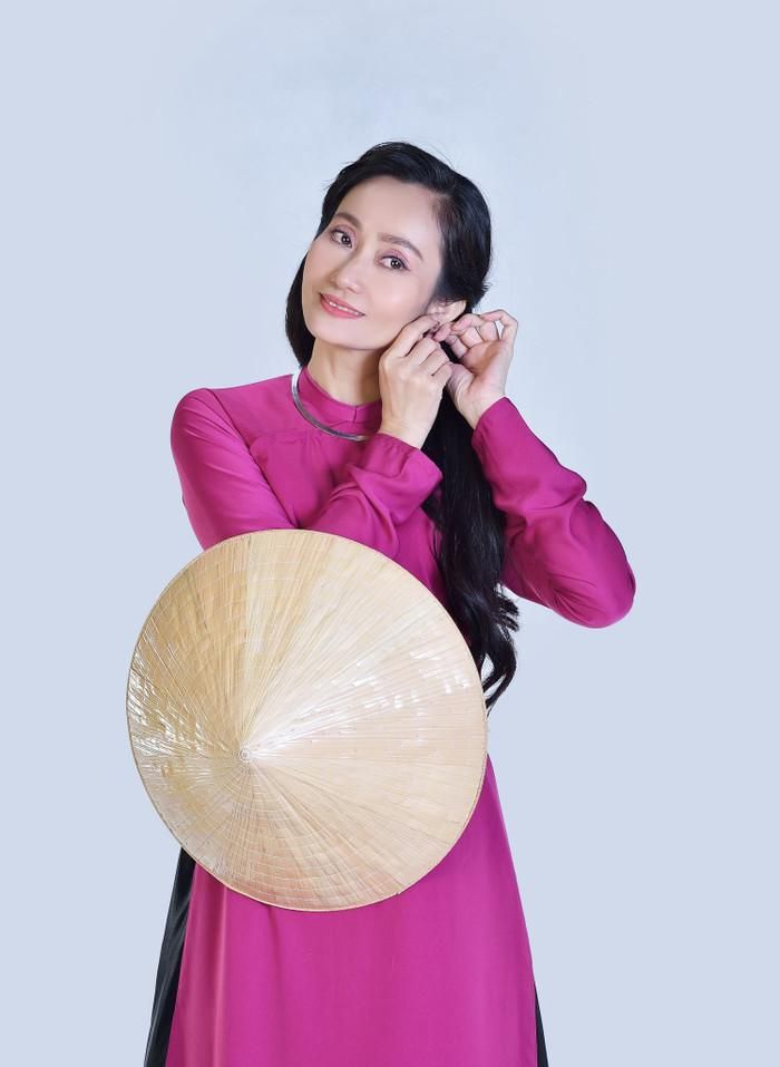 Khoảnh khắc mộc mạc của NSƯT Hạnh Thúy khiến nhiều người đồng cảm với nỗi nhớ gia đình. (Nguồn: FBNV)