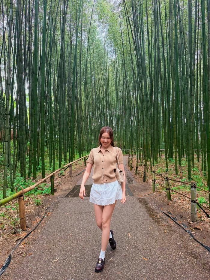 Thanh Thanh Huyền ghi điểm với vẻ đẹp ngọt ngào giữa khung cảnh xanh mướt Kyoto. (Nguồn: FBNV)