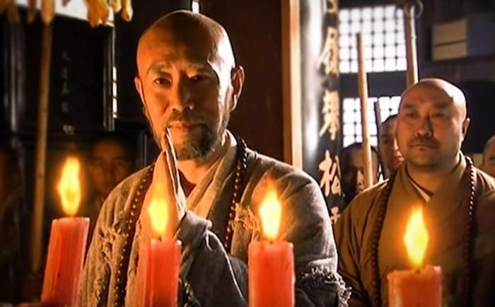 Vô Danh Thần Tăng nhiều năm âm thầm quét dọn tại Tàng Kinh Các của Thiếu Lâm Tự. 