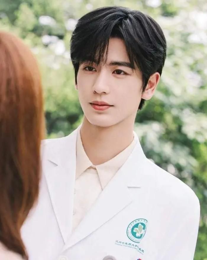 Trương Lăng Hách giữ vững phong độ "mỹ nam màn ảnh" nhờ khí chất thư sinh thanh nhã trong tạo hình cổ trang lẫn hiện đại. Ảnh: Weibo
