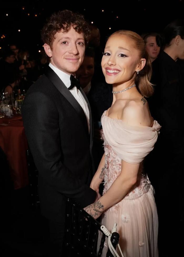 Thông tin tái hợp xuất hiện không lâu khi Ariana Grande xác nhận chia tay Ethan Slater sau khoảng 3 năm gắn bó. 