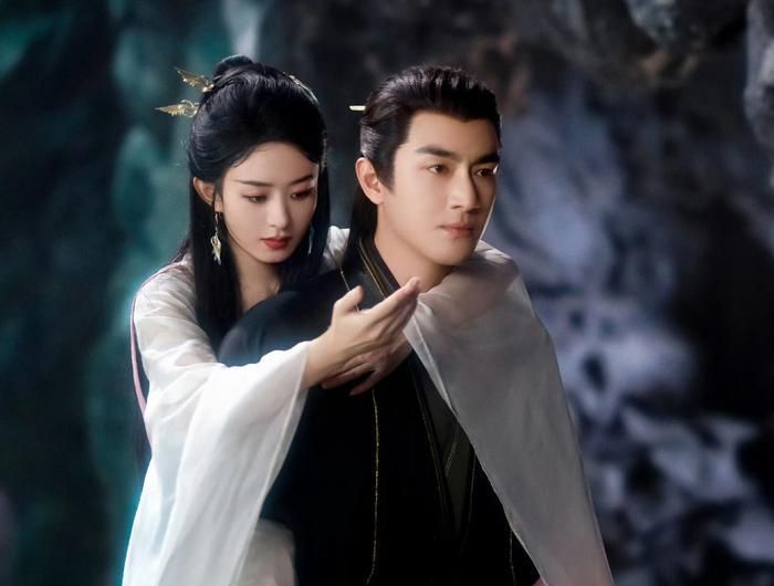 Chuyển thể từ tiểu thuyết Bổn Vương Ở Đây của Cửu Lộ Phi Hương, bộ phim xoay quanh Thẩm Ly - Bích Thương vương của Linh giới và Hành Chỉ Thần quân. Cuộc gặp gỡ định mệnh khi Thẩm Ly rơi xuống nhân gian đã mở đầu cho chuyện tình vừa lãng mạn vừa gắn với trọng trách bảo vệ tam giới, giúp tác phẩm ghi dấu ấn trong dòng phim tiên hiệp.