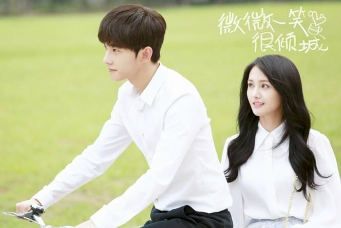 Được xem là tượng đài của dòng phim ngôn tình chuyển thể, Yêu Em Từ Cái Nhìn Đầu Tiên cũng dựa trên tiểu thuyết của Cố Mạn. Chuyện tình giữa Tiêu Nại và Bối Vi Vi bắt đầu từ thế giới game rồi phát triển ngoài đời thực. Với mô-típ nhẹ nhàng, ít hiểu lầm và nhiều khoảnh khắc ngọt ngào, bộ phim vẫn giữ được sức hút sau nhiều năm phát sóng.