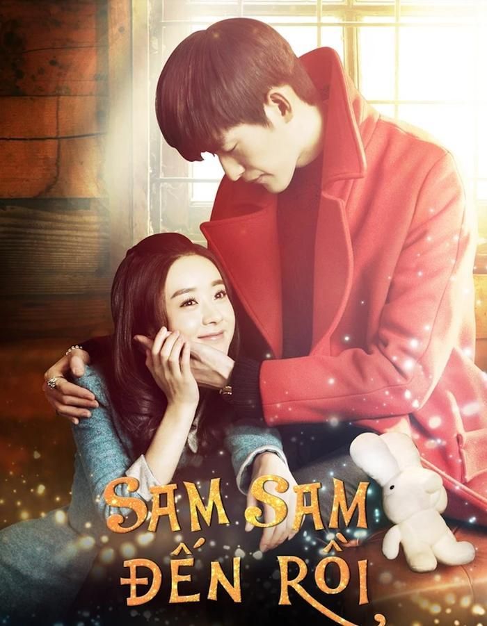 Chuyển thể từ truyện ngắn Sam Sam Đến Đây Ăn Nào của Cố Mạn, Sam Sam Đến Rồi kể về chuyện tình giữa cô nhân viên Tiết Sam Sam và chủ tịch tập đoàn Phong Đằng. Từ những bữa cơm được sắp xếp vì một sự tình cờ, hai người dần nảy sinh tình cảm. Không quá kịch tính nhưng nhờ sự hài hước, đáng yêu và gần gũi, bộ phim trở thành một trong những tác phẩm ngôn tình đô thị được yêu thích nhất.