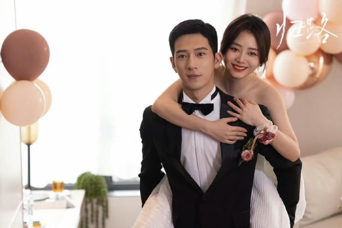 Lộ Viêm Thần và Quy Hiểu từng là mối tình đầu nhưng phải chia tay vì khoảng cách địa lý cùng những biến cố gia đình. Sau đó, Lộ Viêm Thần trở thành đặc cảnh làm nhiệm vụ tại khu vực biên giới, thường xuyên đối mặt với hiểm nguy và chấp nhận hy sinh cuộc sống riêng vì công việc. Dù xa cách suốt 10 năm, anh vẫn giữ nguyên tình cảm dành cho Quy Hiểu. Cuộc đời gắn liền với trách nhiệm, sự cô đơn và những lần bỏ lỡ khiến Lộ Viêm Thần trở thành hình mẫu nam chính trưởng thành nhưng đầy tiếc nuối.