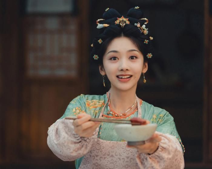 Lý Quân Nhuệ và Vương Ảnh Lộ đóng chính trong bộ phim chuyển thể từ tiểu thuyết Tiệm Cơm Nhỏ Thành Trường An. Cả gia đình họ Thẩm cùng xuyên không về thời Đường và mở quán ăn bằng những công thức hiện đại. Bên cạnh câu chuyện lập nghiệp, phim còn khắc họa mối tình nhẹ nhàng giữa Thẩm Thiều Quang và thiếu doãn Lâm Yến.