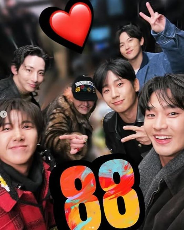 Jung Hae In và Kim Soo Hyun có mối quan hệ đồng nghiệp thân thiết khi cả hai cùng tuổi nhau. (Ảnh từ Star News Korea)