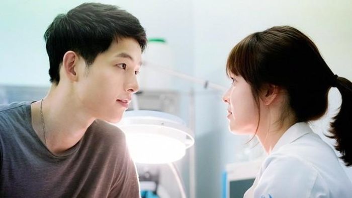 Goblin và Hậu duệ mặt trời đại diện cho hai màu sắc khác nhau của phim Hàn năm 2016, nhưng đều trở thành những tượng đài khó thay thế.