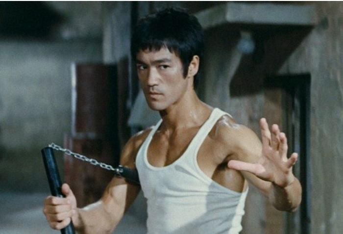Lý Tiểu Long sử dụng Triệt Quyền Đạo, môn võ do ông sáng lập để chiến tháng đối thủ có ưu thế ngoại hình.