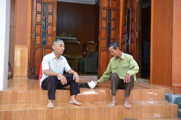 Ông Hoàng Văn Nhường (bên trái) nguyên Bí thư Đảng ủy, Chủ tịch HĐND xã Phong Hóa (cũ) nay là xã Tuyên Bình