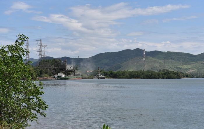 Một nhà máy xi măng bên dòng sông Gianh, khu vực đã có nhiều hoạt động khai thác và sản xuất vật liệu xây dựng.