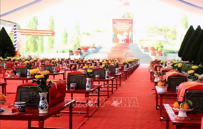 Hài cốt 158 liệt sĩ quân tình nguyện và chuyên gia Việt Nam hy sinh tại Campuchia được Đội K71 và K73 (Bộ Chỉ huy Quân sự Tây Ninh) tìm kiếm, cất bốc và đưa về an táng tại Nghĩa trang liệt sĩ Vĩnh Hưng - Tân Hưng (xã Vĩnh Hưng, tỉnh Tây Ninh). Ảnh: TTXVN