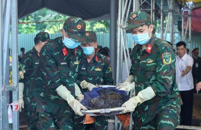 Lực lượng chức năng tìm kiếm, quy tập hài cốt liệt sĩ tại Công viên Lê Thị Riêng. Ảnh: VGP