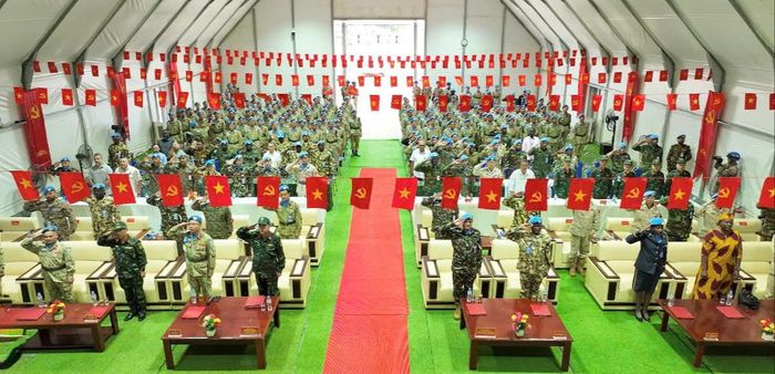 Các đại biểu thực hiện nghi lễ chào cờ tại buổi lễ.