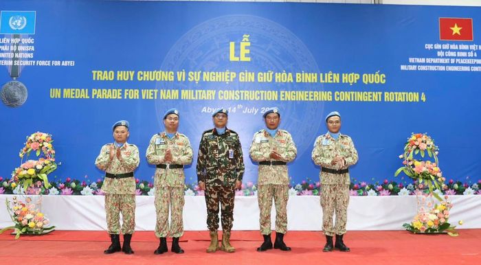 Các chiến sĩ "mũ nồi xanh" Việt Nam vinh dự nhận phần thưởng cao quý của Liên hợp quốc.