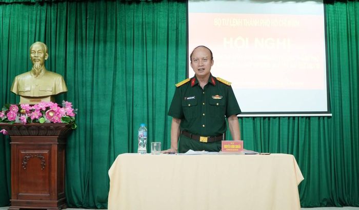 Đại tá Nguyễn Đình Chuẩn, Thành ủy viên, Phó Chính ủy Bộ Tư lệnh Thành phố, phát biểu chỉ đạo hội nghị.