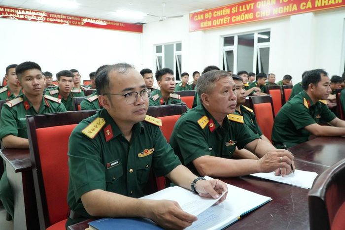 Hội nghị đối thoại dân chủ với lực lượng thực hiện nhiệm vụ tìm kiếm, quy tập hài cốt liệt sĩ.