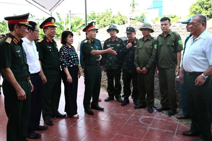 Đoàn công tác chia sẻ, động viên cán bộ, chiến sĩ lực lượng vũ trang cùng lực lượng dân quân địa phương đã tích cực hỗ trợ ngày công lao động thực hiện xóa nhà tạm, nhà dột nát cho gia đình chính sách.