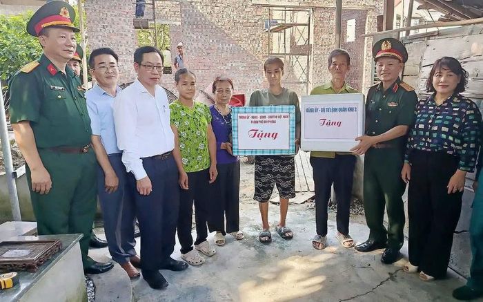 Đoàn công tác Bộ tư lệnh Quân khu 3 trao tặng quà cho gia đình chính sách