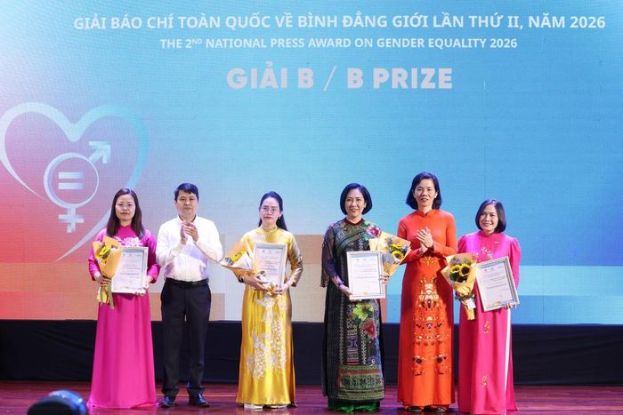 bà Nguyễn Thị Minh Hương (thứ 2 từ phải sang), Phó Chủ tịch Hội LHPN Việt Nam, Trưởng Ban Tổ chức Giải, trao giải thưởng cho các tác giả, nhóm tác giả đoạt giải B, Giải Báo chí toàn quốc về Bình đẳng giới lần thứ II