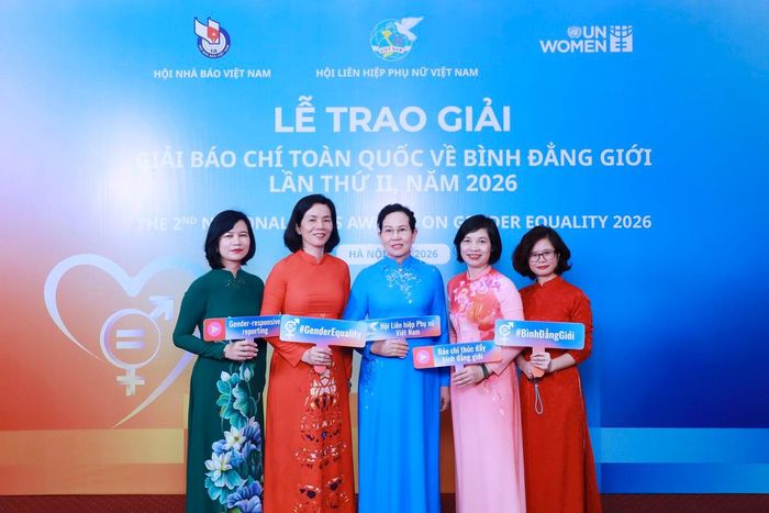 Bà Lê Thị Thủy (giữa), Ủy viên TƯ Đảng, Phó Chủ tịch UBTƯ MTTQ Việt Nam, Chủ tịch Hội LHPN Việt Nam; bà Nguyễn Thị Minh Hương (thứ 2 trái sang), Phó Chủ tịch Hội LHPN Việt Nam, cùng các đại biểu tham dự chương trình 
