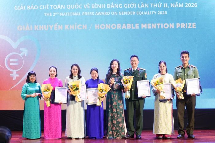 Ban giám khảo trao giải thưởng cho các tác giả, nhóm tác giả đoạt giải Khuyến khích, Giải Báo chí toàn quốc về Bình đẳng giới lần thứ II