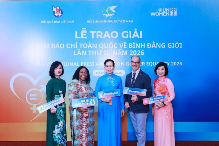 Bà Lê Thị Thủy (giữa), Ủy viên TƯ Đảng, Phó Chủ tịch UBTƯ MTTQ Việt Nam, Chủ tịch Hội LHPN Việt Nam; bà Caroline Nyamayemombe (thứ 2 từ trái sang), Trưởng đại diện UN Women tại Việt Nam; ông Rafael De Bustamante (thứ 2 từ phải sang), Phó trưởng Phái đoàn Liên minh châu Âu tại Việt Nam, cùng các đại biểu tham dự chương trình