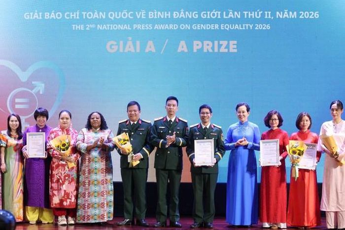 Bà Lê Thị Thủy (thứ 4 từ phải sang), Ủy viên TƯ Đảng, Phó Chủ tịch UBTƯ MTTQ Việt Nam, Chủ tịch Hội LHPN Việt Nam và bà Caroline Nyamayemombe (thứ 4 từ trái samg), Trưởng đại diện UN Women tại Việt Nam, trao Giải A cho các tác giả