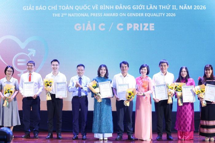 Ban giám khảo trao giải thưởng cho các tác giả, nhóm tác giả đoạt giải C, Giải Báo chí toàn quốc về Bình đẳng giới lần thứ II