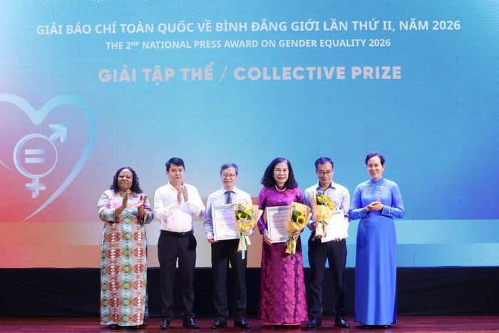 Bà Lê Thị Thủy (bìa phải), Ủy viên TƯ Đảng, Phó Chủ tịch UBTƯ MTTQ Việt Nam, Chủ tịch Hội LHPN Việt Nam; bà Caroline Nyamayemombe (bìa trái), Trưởng đại diện UN Women tại Việt Nam, trao giải Tập thể cho 3 cơ quan báo chí có nhiều tác phẩm xuất sắc tham dự cuộc thi