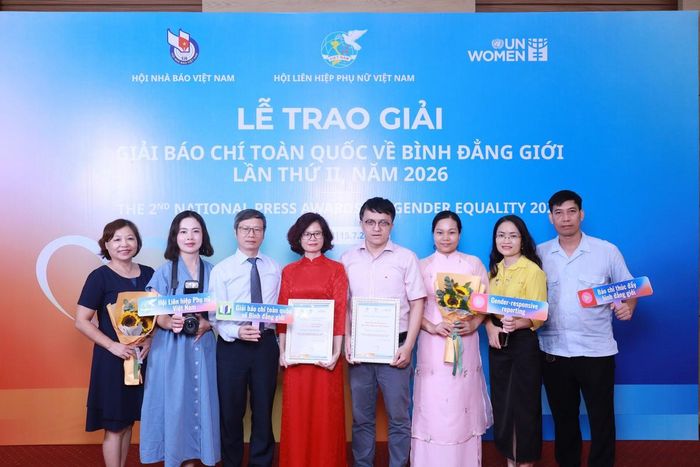Ban Biên tập, cán bộ, phóng viên, nhân viên Báo Phụ nữ Việt Nam chúc mừng thành công của giải thưởng