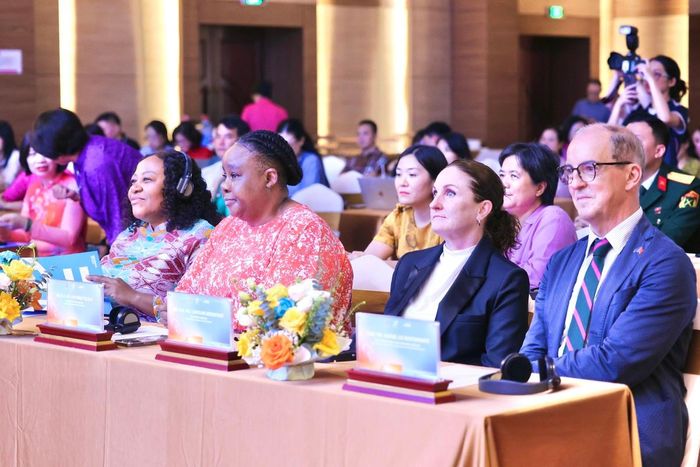 Từ trái sang phải: bà Caroline Nyamayemombe, Trưởng đại diện UN Women tại Việt Nam; bà Vuyiswa Tulelo, Đại sứ Đặc mệnh toàn quyền Cộng hòa Nam Phi tại Việt Nam; bà Caroline Beresford, Đại sứ New Zealand tại Việt Nam; ông Rafael De Bustamante, Phó trưởng Phái đoàn Liên minh châu Âu tại Việt Nam, tham dự Lễ trao giải