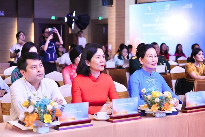 Từ phải sang trái: bà Lê Thị Thủy, Ủy viên TƯ Đảng, Phó Chủ tịch UBTƯ MTTQ Việt Nam, Chủ tịch Hội LHPN Việt Nam; bà Nguyễn Thị Minh Hương, Phó Chủ tịch Hội LHPN Việt Nam, Trưởng Ban Tổ chức Giải và đại diện lãnh đạo Hội Nhà báo Việt Nam tham dự Lễ trao giải