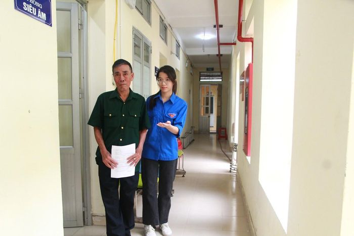 Ông Vương Xuân Trạch được hướng dẫn tận tình trong quá trình kiểm tra sức khỏe.