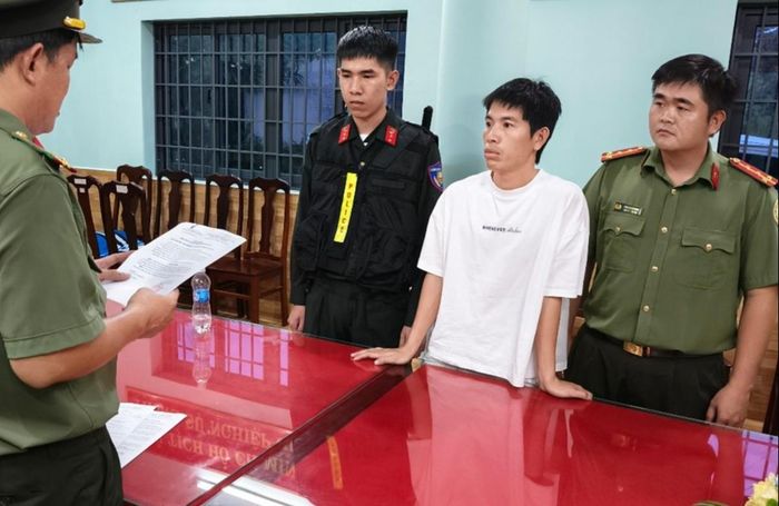 Công an đọc quyết định khởi tố, bắt tạm giam đối với Nguyễn Tiến Sang - Ảnh CACC
