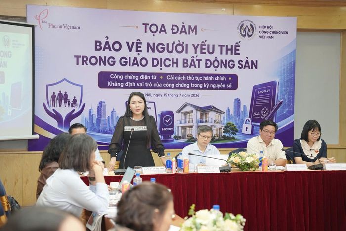 Bà Nguyễn Thị Thơ - Ủy viên Ủy ban Trung ương Mặt trận Tổ quốc Việt Nam khóa X, Ủy viên Ban Chấp hành Trung ương Hội LHPN Việt Nam khóa XIV, Chủ tịch Hiệp hội công chứng viên Việt Nam - phát biểu tại tọa đàm. Ảnh: Trường Hùng