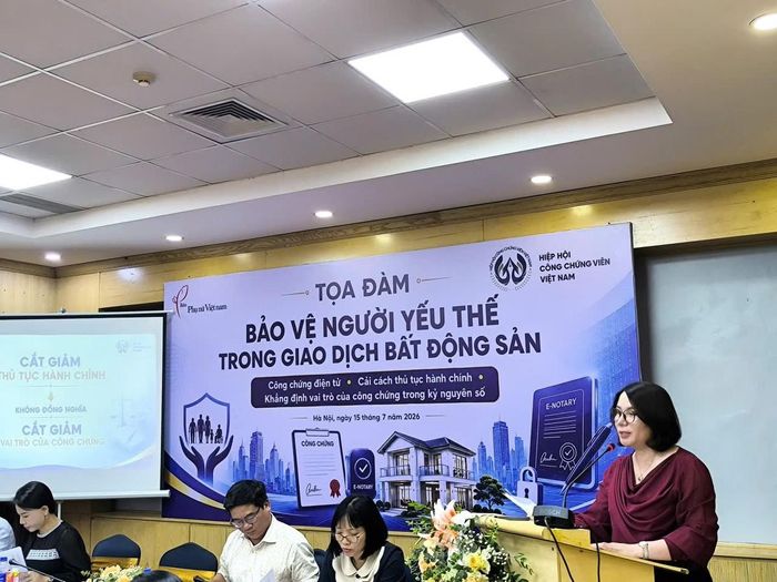 Bà Lê Thị Dung, Trưởng Ban Chuyên môn và đào tạo bồi dưỡng - Hiệp hội công chứng viên Việt Nam, trao đổi tại tọa đàm