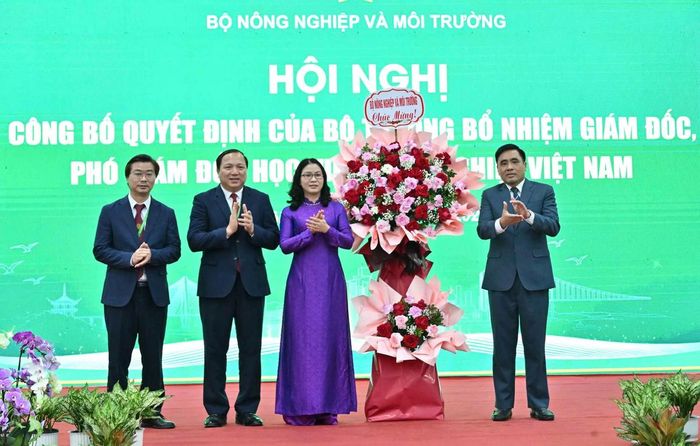 Thứ trưởng Bộ Nông nghiệp và Môi trường Nguyễn Quốc Trị tặng hoa chúc mừng Ban Giám đốc Học viện Nông nghiệp Việt Nam.