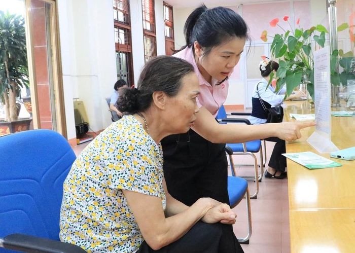 Người dân Lạng Sơn hưởng ứng gửi tiền tiết kiệm, chung tay vì người nghèo. Ảnh: BLS