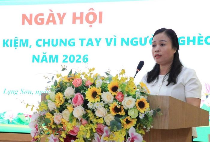 Bà Nguyễn Thị Hồng Vân,Chủ tịch Hội LHPN tỉnh Lạng Sơn, phát biểu hưởng ứng tại ngày hội. Ảnh: BLS