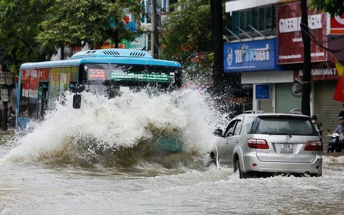 Quy hoạch thoát nước Thủ đô chỉ đáp ứng thông số thiết kế dựa trên lượng mưa khoảng 310mm trong hai ngày. Trong khi đó, biến đổi khí hậu khiến Hà Nội thường xuyên đối mặt với các trận mưa cực đoan lên tới 500 - 600mm chỉ trong một ngày.