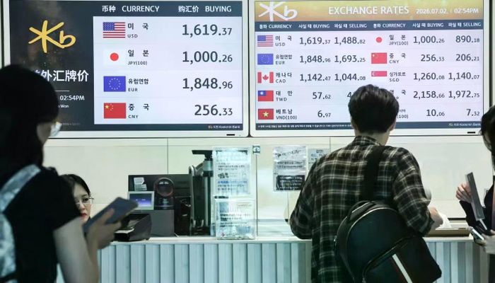 Du khách tại quầy đổi ngoại tệ ở Nhà ga số 2 của Sân bay Quốc tế Incheon vào ngày 2/7