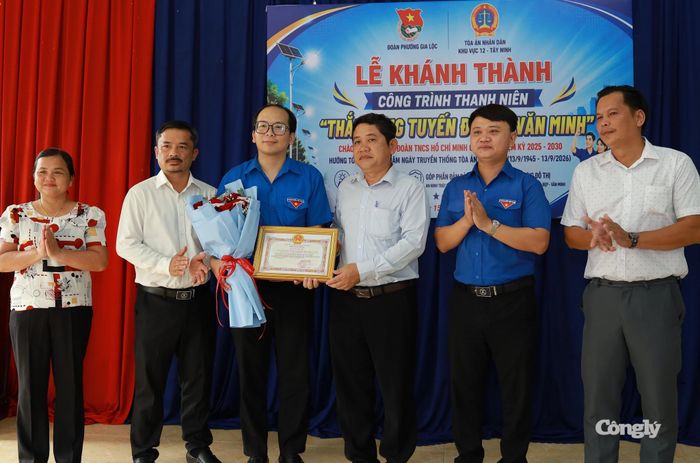 Địa phương tặng hoa tri ân TAND khu vực 12 - Tây Ninh.