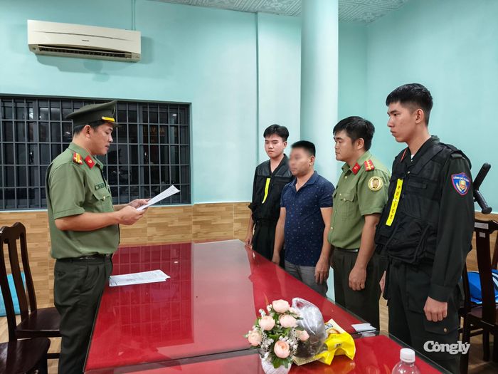 Bị can Nguyễn Văn Đang (áo thun xanh)