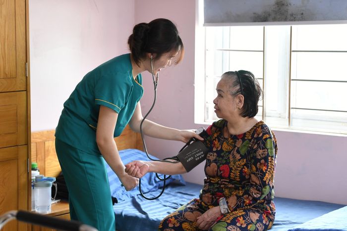 Chăm sóc người cao tuổi tại Viện dưỡng lão Diên Hồng. Ảnh: Hoàng Anh