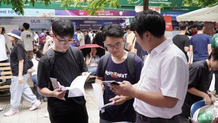 Thí sinh tham dự tư vấn xét tuyển đại học 2026. Nguồn: HCEM